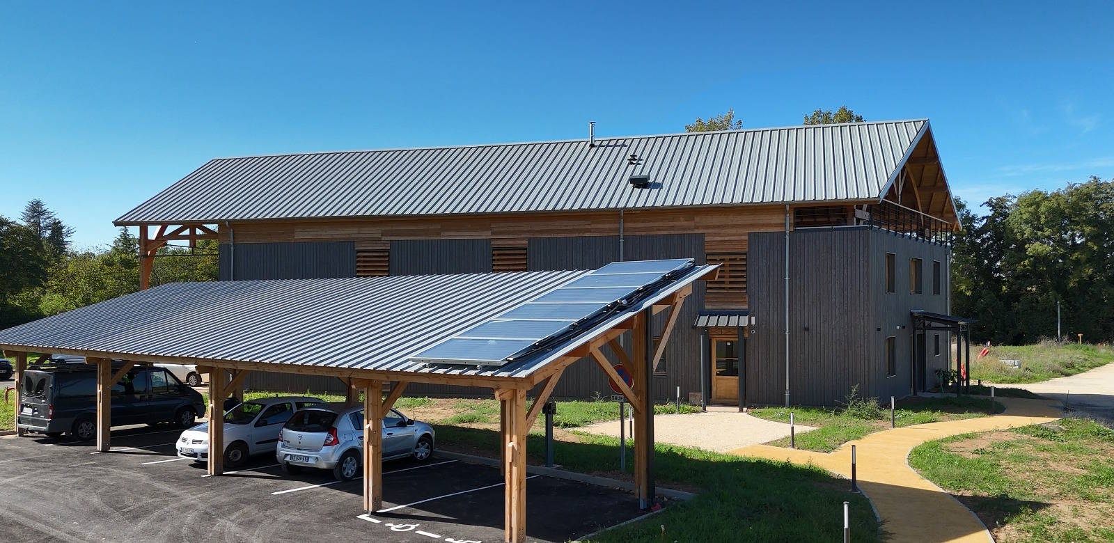Le CERF à Trentels et son ombrière photovoltaïque sur structure bois
