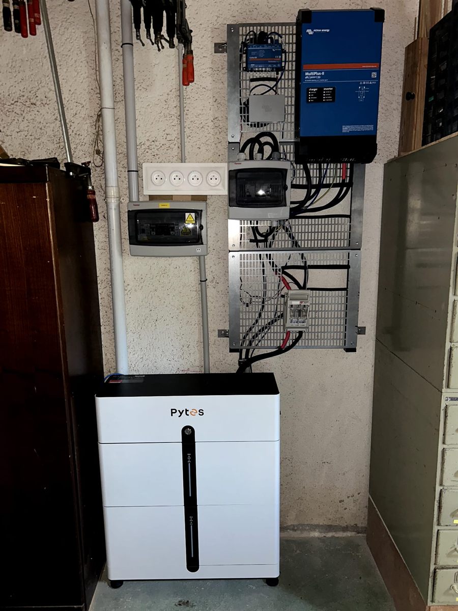 Onduleur Victron et batterie Pytes d'une installation photovoltaïque en autoconsommation