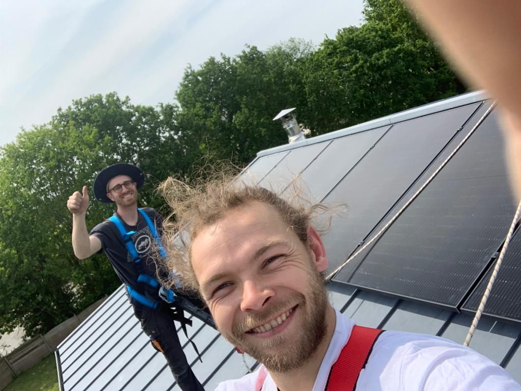 Installateurs sur une toiture photovoltaïque