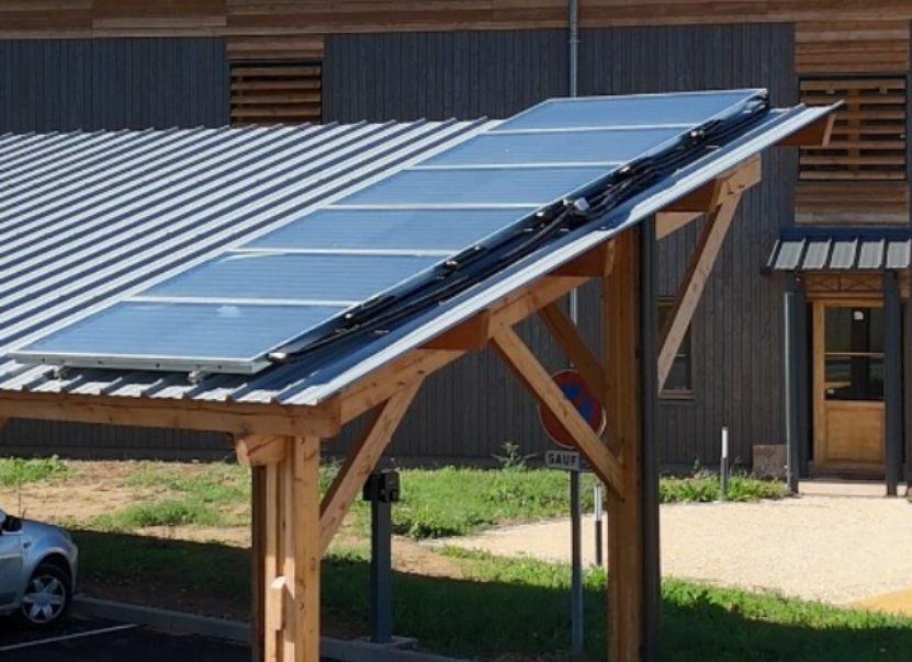 Panneaux photovoltaïques de l'ombrière du CERF vus de près