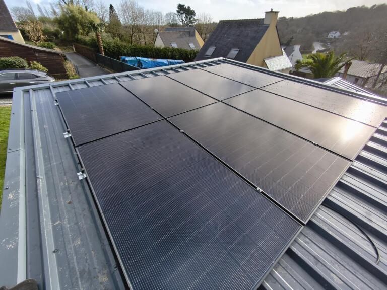 Pose réelle de panneaux photovoltaïques sur une toiture en bac acier