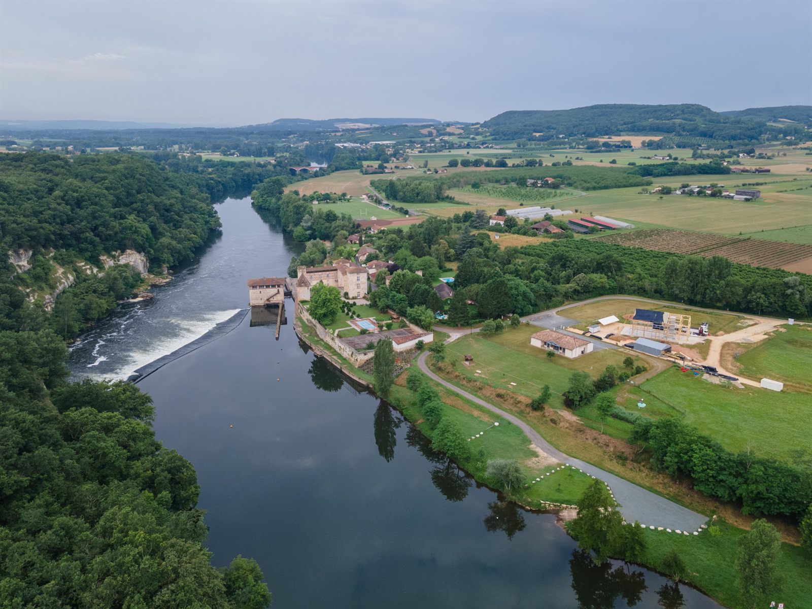 Vue aérienne du site de Lustrac au bord du Lot, avec le CERF